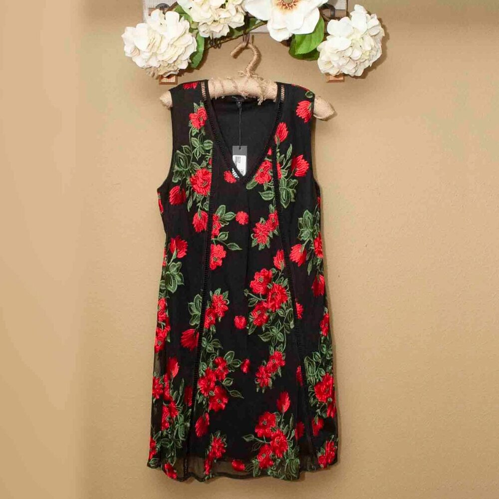 NWT Romeo & Juliet Couture Embroidered Rose Shift Dress size M